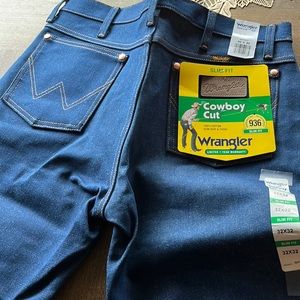 Wrangler butts hug them nuts ! 32x32 slim fit cowboy cut . New with all tags